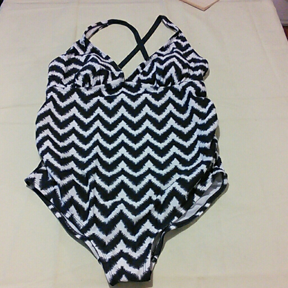 Jantzen swimsuit NWT sz 16. Fits like a 12-14